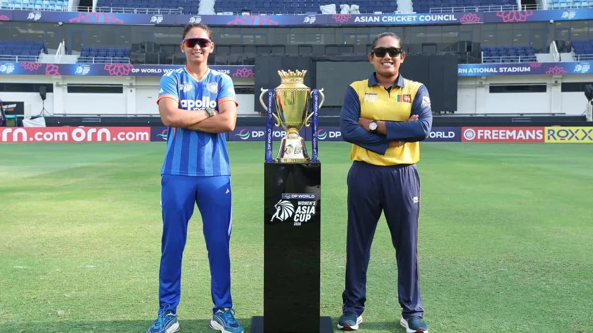 Capitanas de cricket posando con trofeo en estadio Capitanas de cricket posando con trofeo en estadio