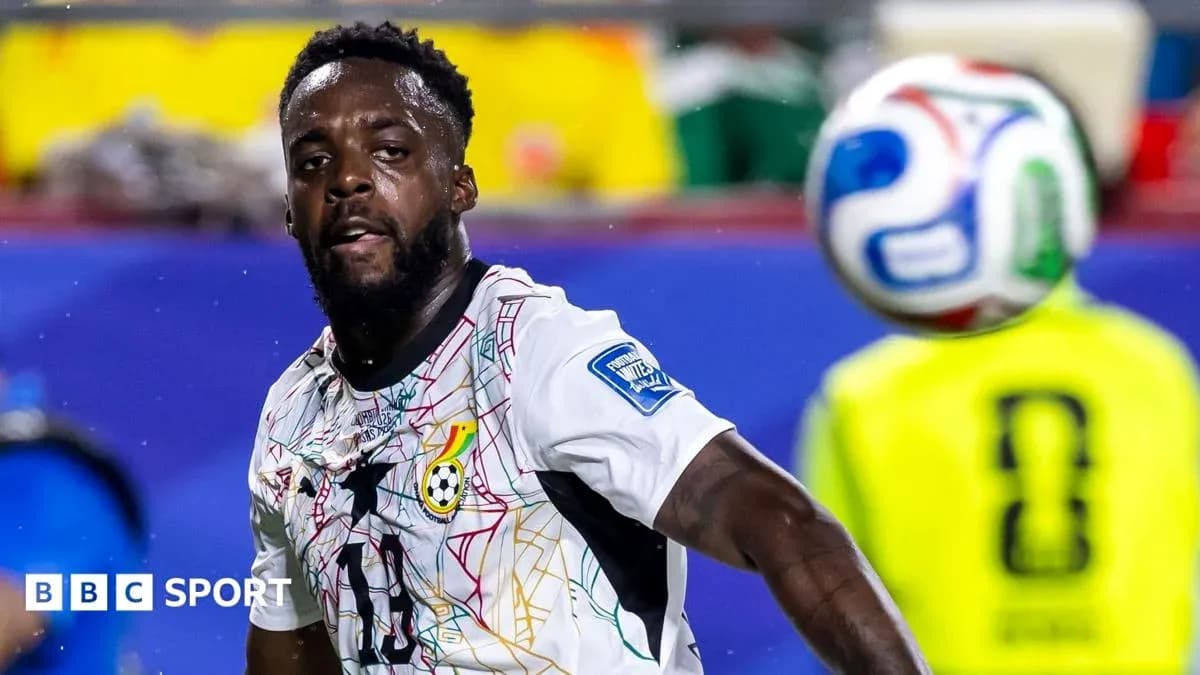 Jugador de Ghana controlando el balón en el partido Jugador de Ghana controlando el balón en el partido