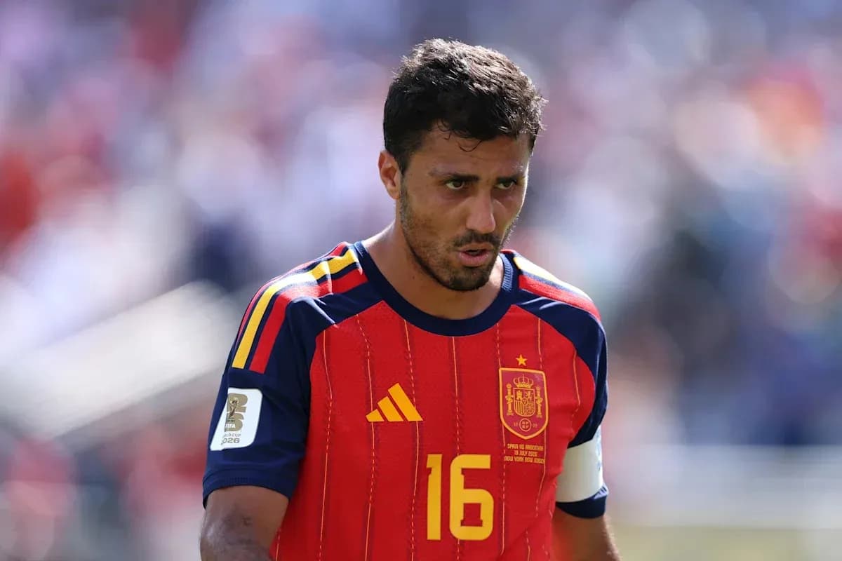 Jugador de España con camiseta roja en partido Jugador de España con camiseta roja en partido
