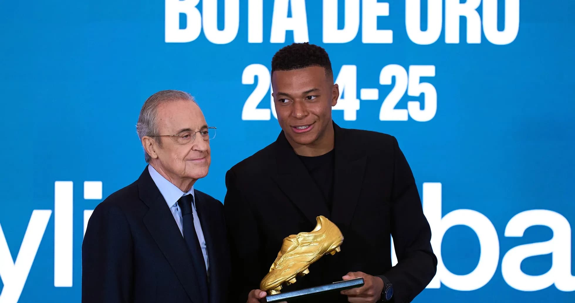 Kylian Mbappé recibiendo la Bota de Oro 2024-25 Kylian Mbappé recibiendo la Bota de Oro 2024-25