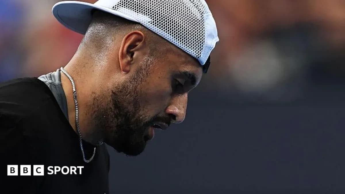 Jugador de tenis mirando hacia abajo en la cancha Jugador de tenis mirando hacia abajo en la cancha