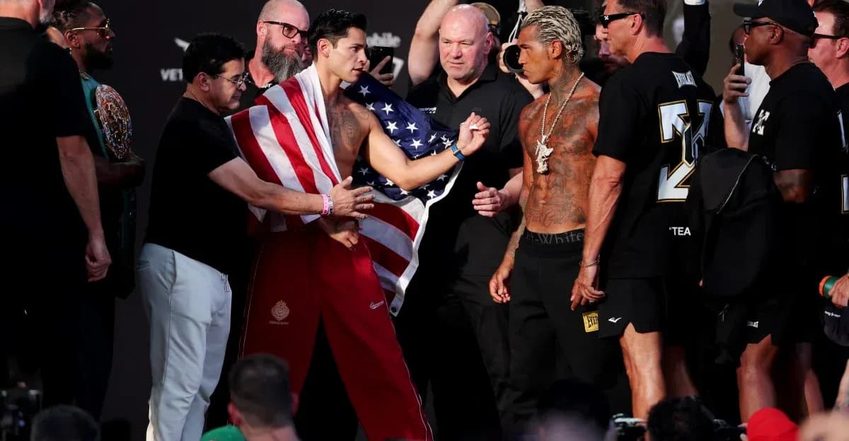 Boxeadores frente a frente en ceremonia de pesaje Boxeadores frente a frente en ceremonia de pesaje