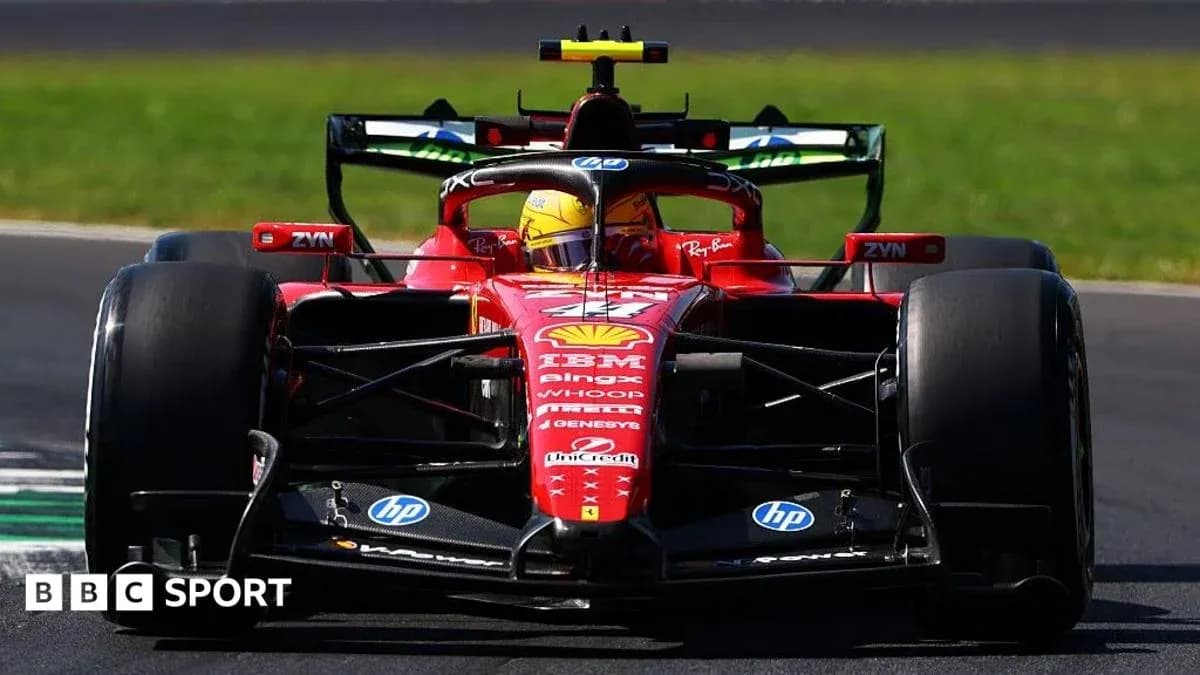 Coche de Fórmula 1 de Ferrari en la pista Coche de Fórmula 1 de Ferrari en la pista