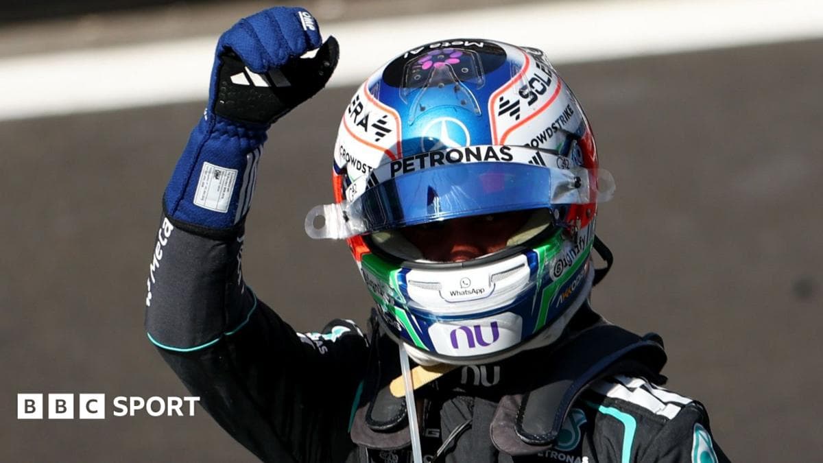 Piloto de Fórmula 1 celebrando con el puño en alto Piloto de Fórmula 1 celebrando con el puño en alto