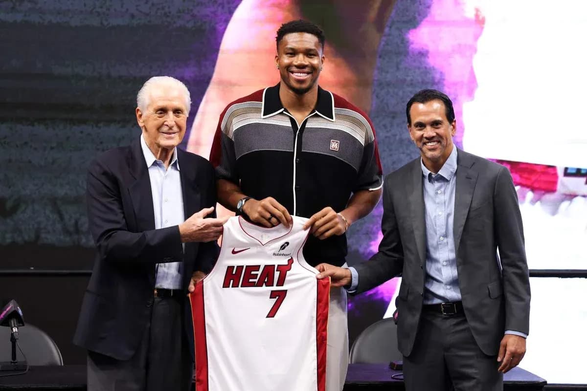 Presentación de jugador con camiseta del Miami Heat Presentación de jugador con camiseta del Miami Heat