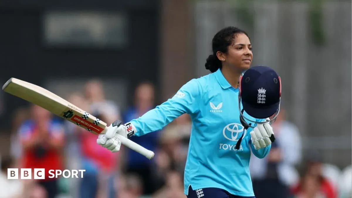 Jugadora de cricket levantando su bate y gorra Jugadora de cricket levantando su bate y gorra