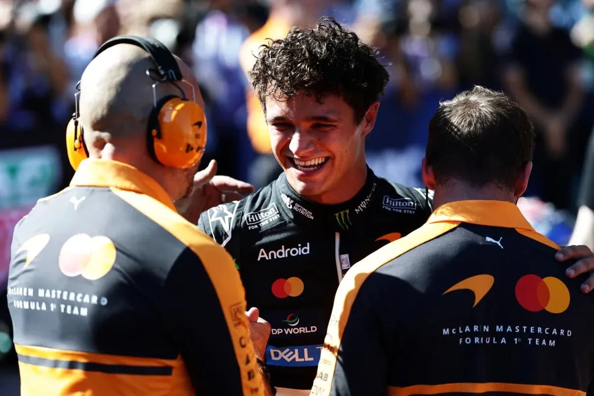 Lando Norris celebrando con el equipo McLaren Lando Norris celebrando con el equipo McLaren