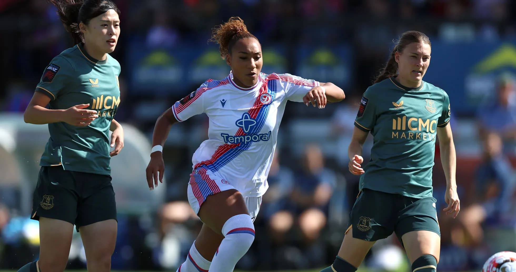 Jugadoras compitiendo por el balón en un partido Jugadoras compitiendo por el balón en un partido