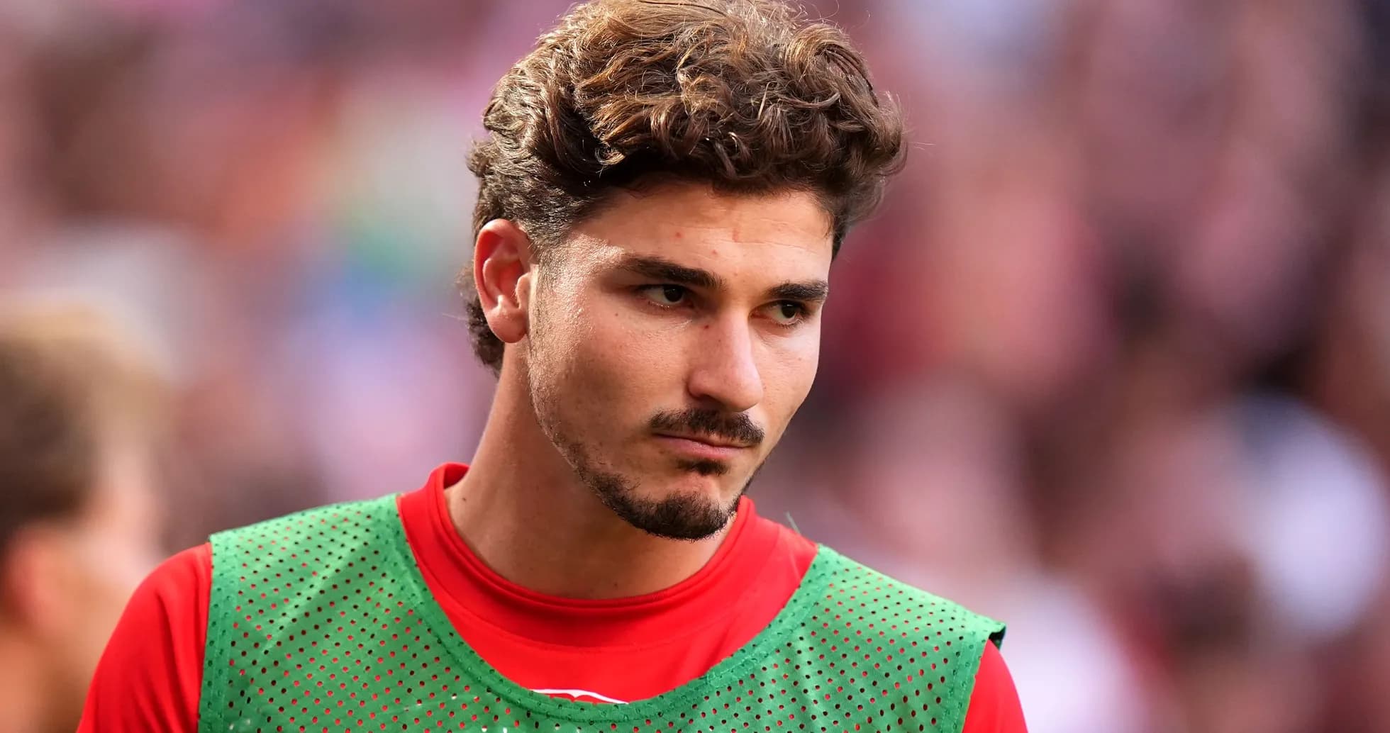 Jugador en el banquillo con camiseta de calentamiento Jugador en el banquillo con camiseta de calentamiento