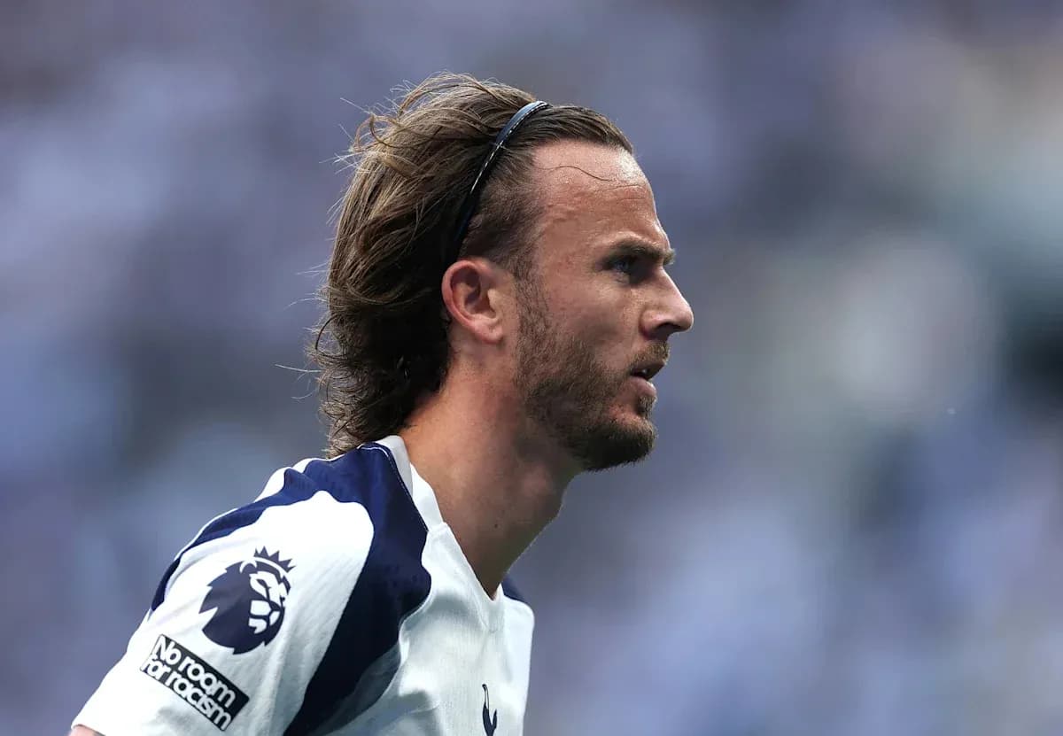 Jugador de Tottenham mirando hacia el campo Jugador de Tottenham mirando hacia el campo