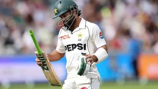 Jugador de críquet de Pakistán caminando tras perder su wicket Jugador de críquet de Pakistán caminando tras perder su wicket