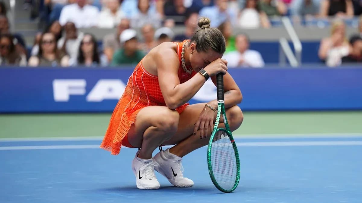 Jugadora de tenis arrodillada en la pista Jugadora de tenis arrodillada en la pista