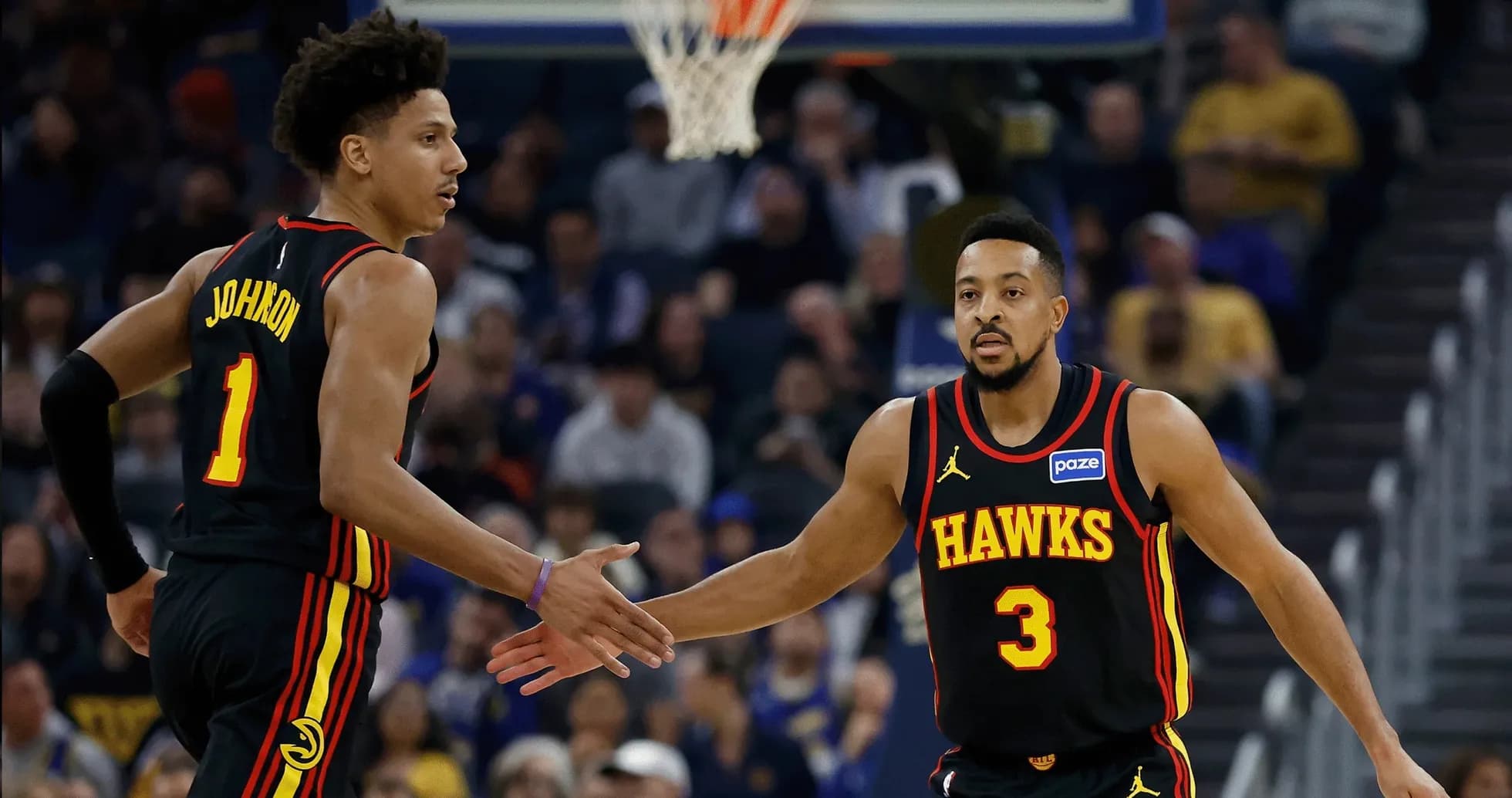Jugadores de los Hawks chocando las manos en partido Jugadores de los Hawks chocando las manos en partido