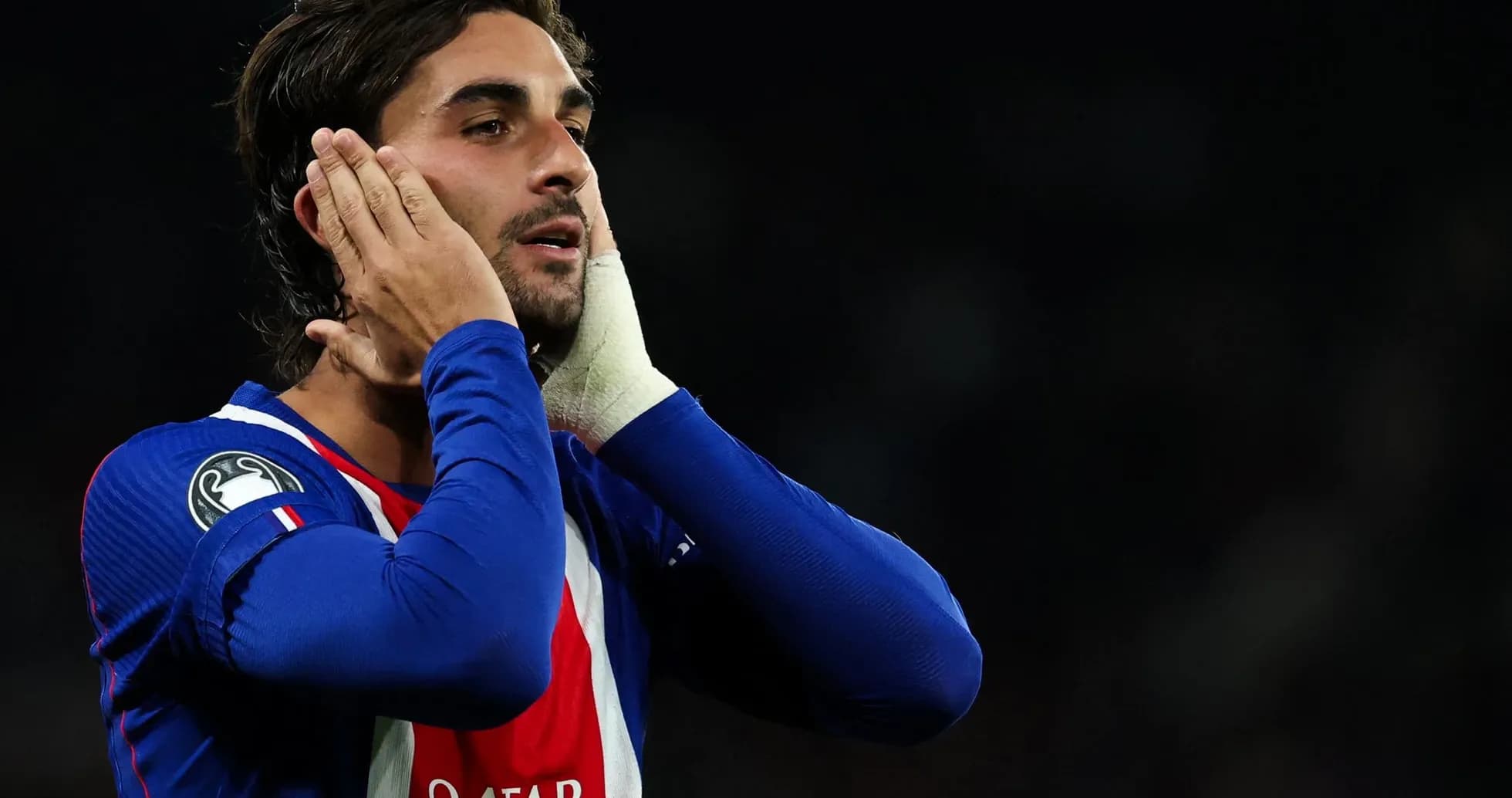 Jugador de fútbol tocándose la cabeza durante el partido Jugador de fútbol tocándose la cabeza durante el partido