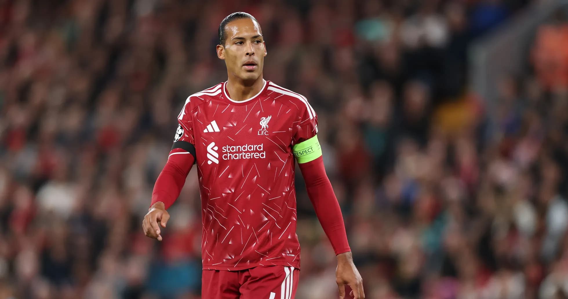Jugador de Liverpool con camiseta roja en el campo Jugador de Liverpool con camiseta roja en el campo