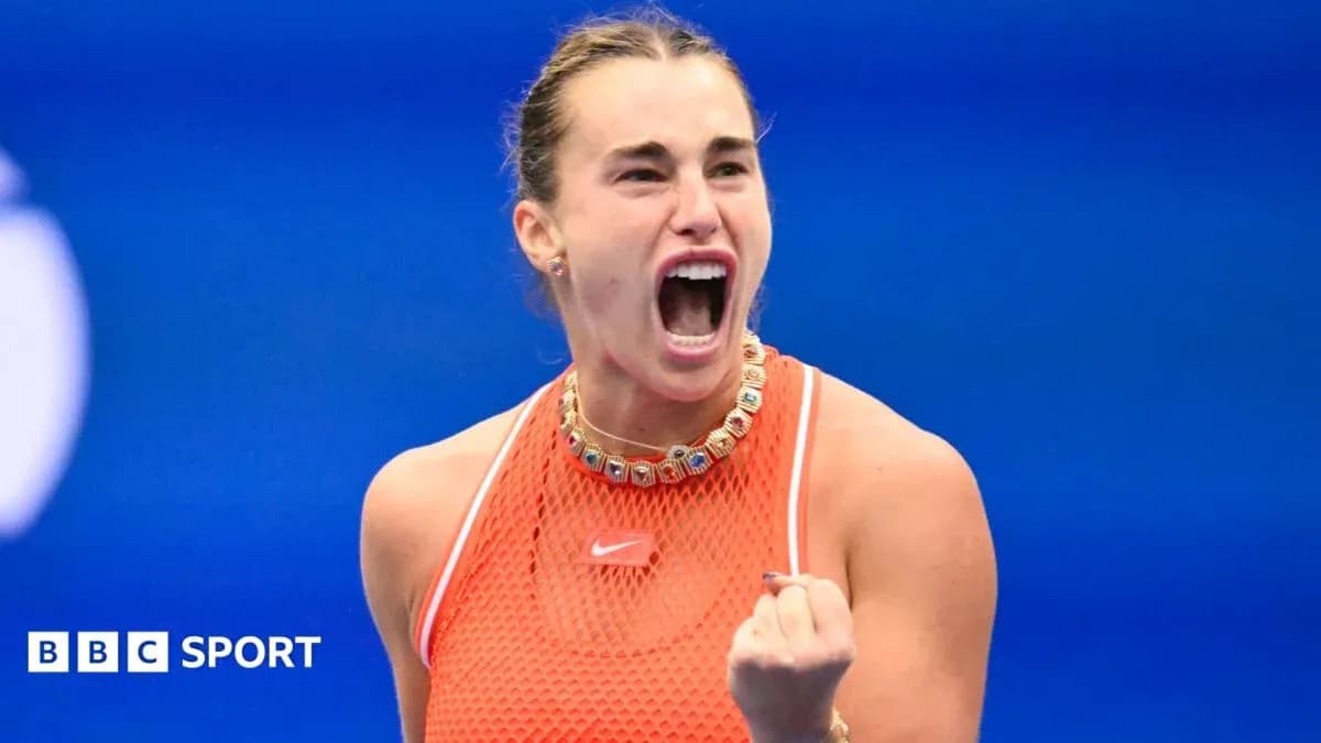 Jugadora celebrando un punto durante un partido de tenis Jugadora celebrando un punto durante un partido de tenis