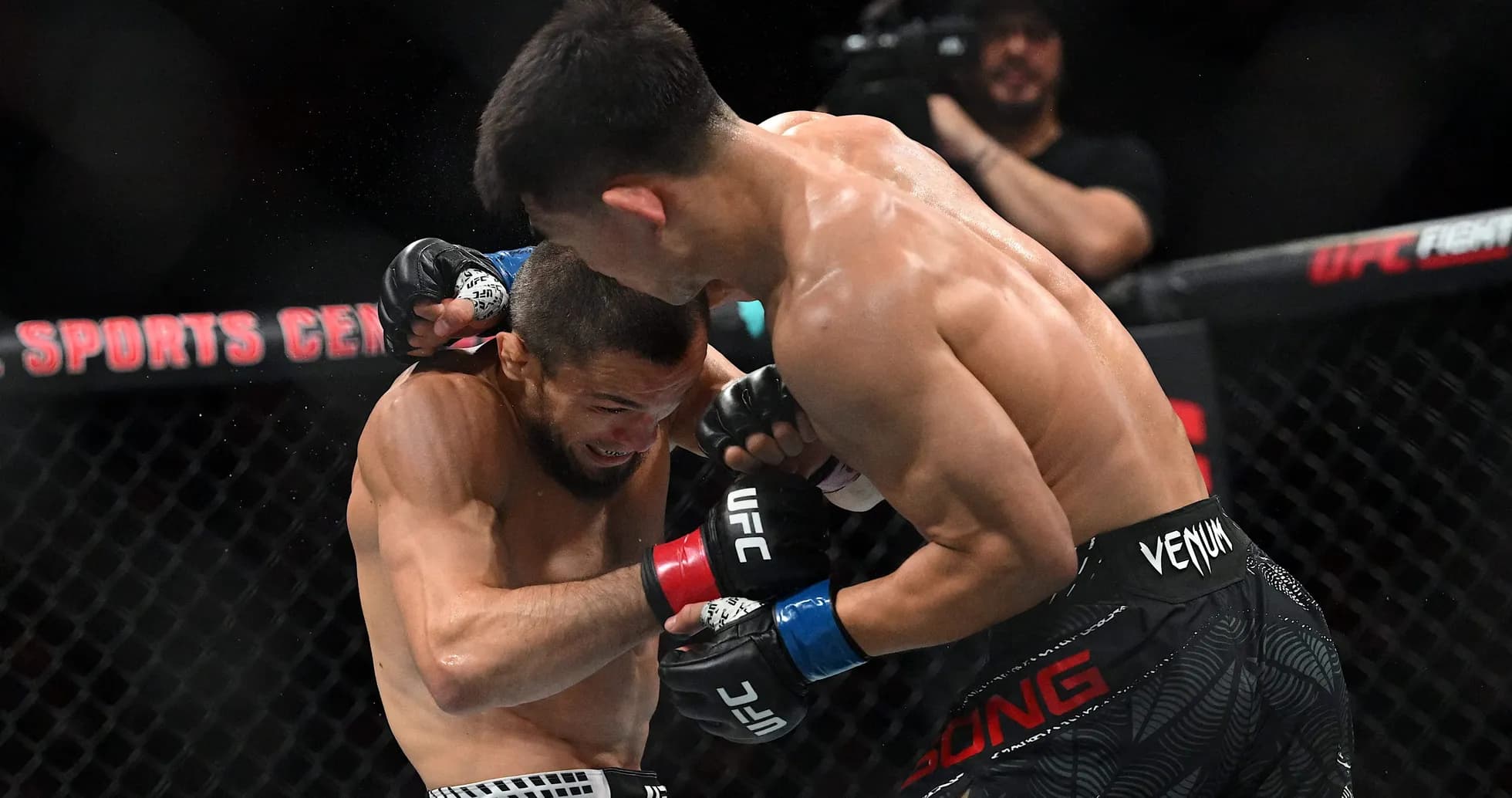 Peleadores de MMA intercambiando golpes en combate Peleadores de MMA intercambiando golpes en combate
