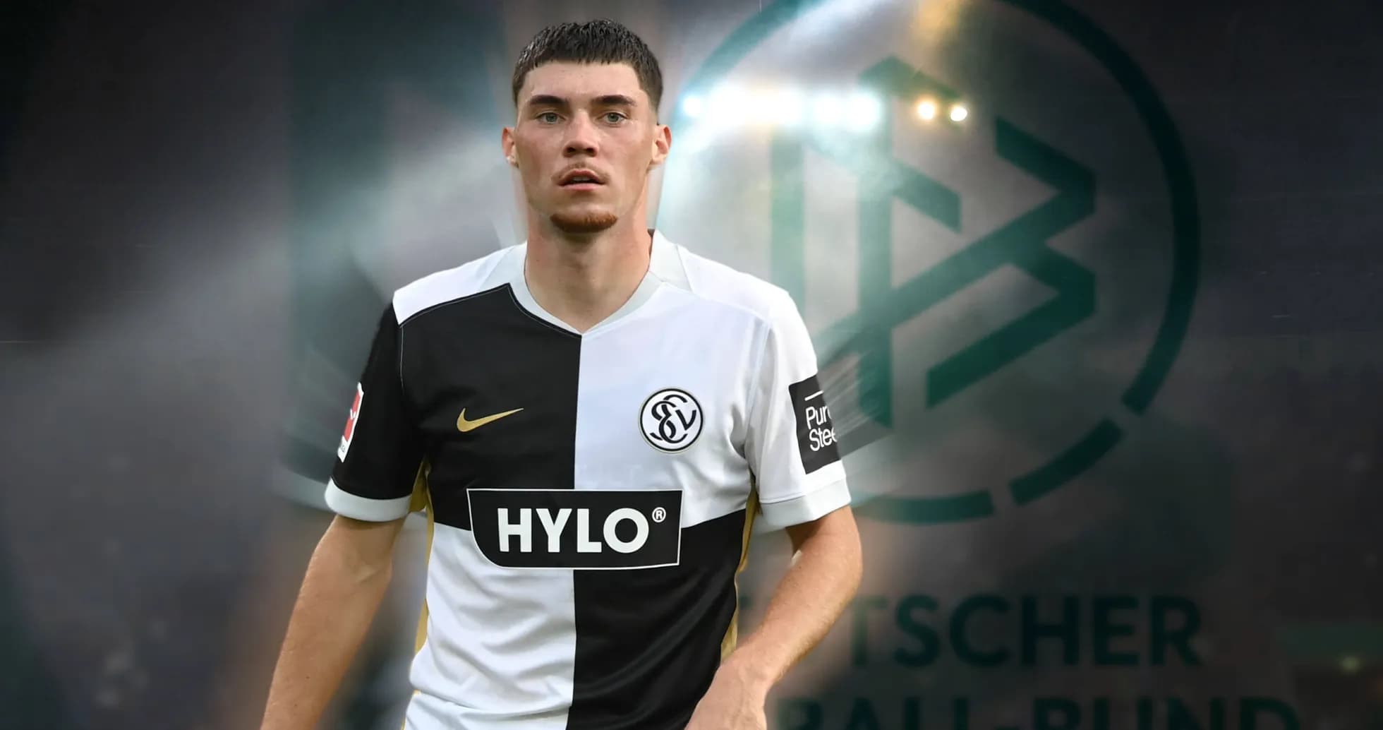 Jugador en uniforme de fútbol frente al logotipo de la DFB Jugador en uniforme de fútbol frente al logotipo de la DFB