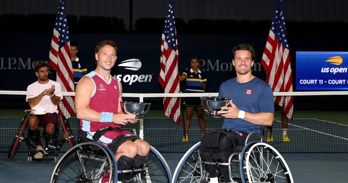 Jugadores en silla de ruedas con trofeos en US Open Jugadores en silla de ruedas con trofeos en US Open