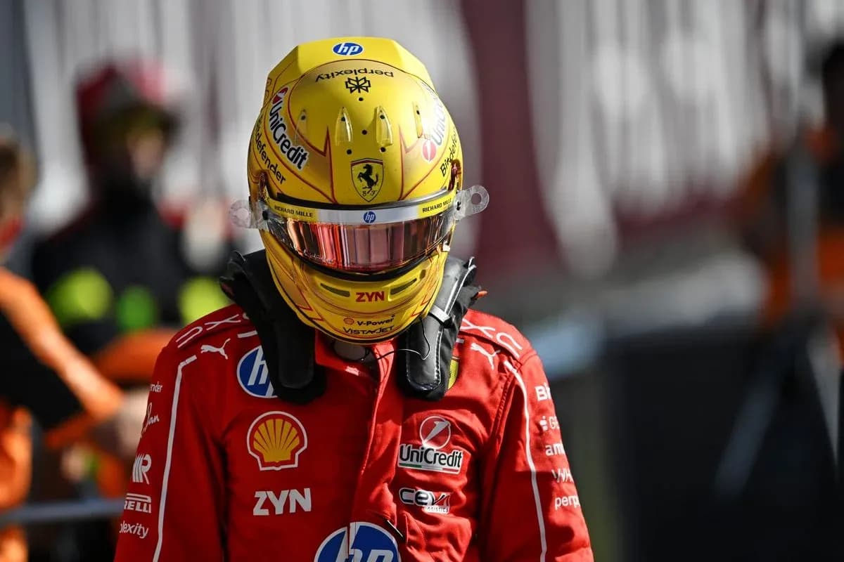 Piloto de Fórmula 1 con casco y traje de Ferrari Piloto de Fórmula 1 con casco y traje de Ferrari