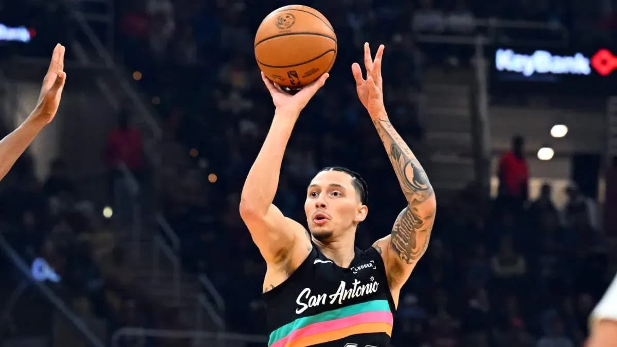 Jugador de baloncesto lanzando el balón en juego Jugador de baloncesto lanzando el balón en juego