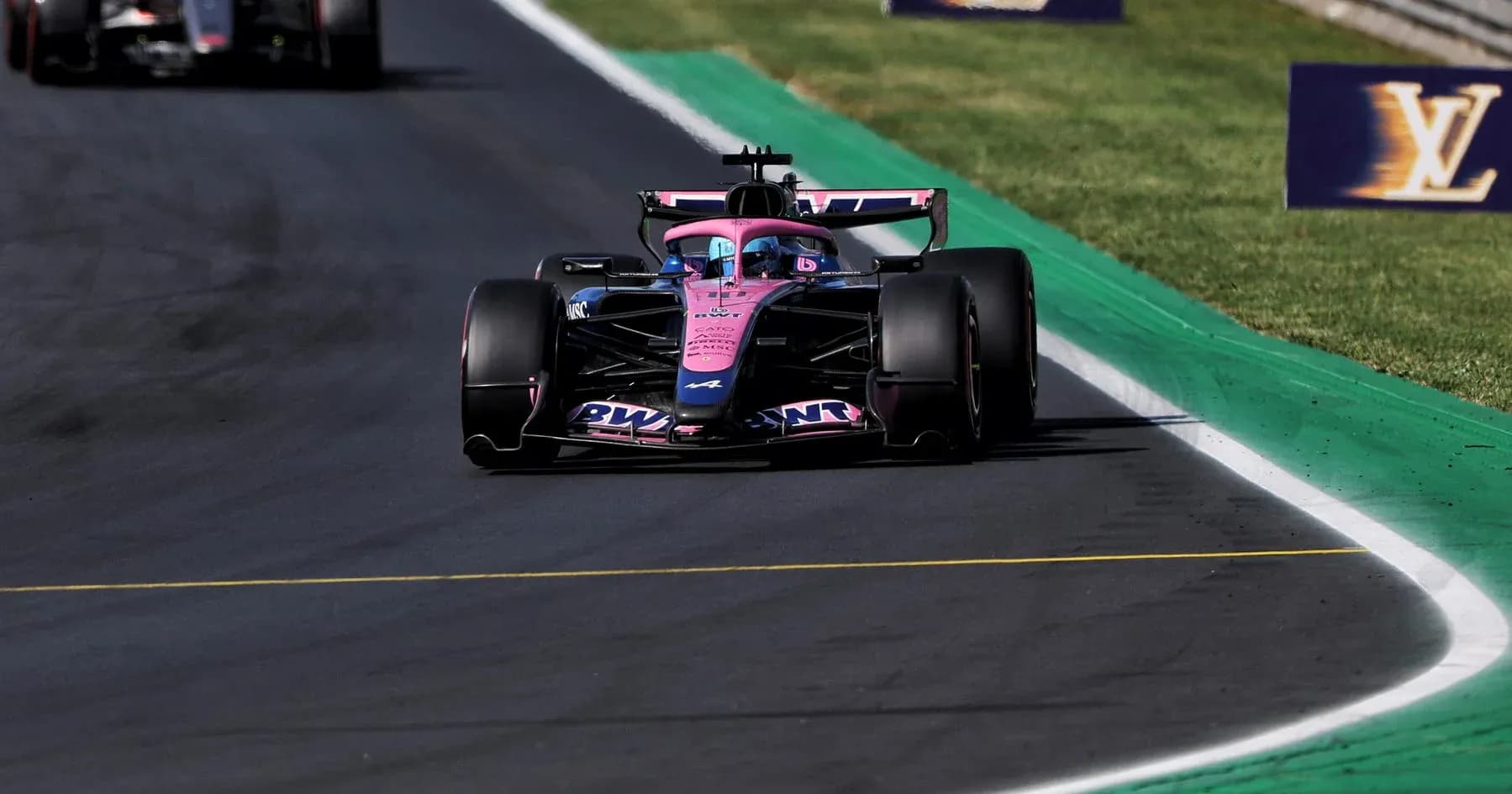 Coche de Fórmula 1 compitiendo en la pista Coche de Fórmula 1 compitiendo en la pista