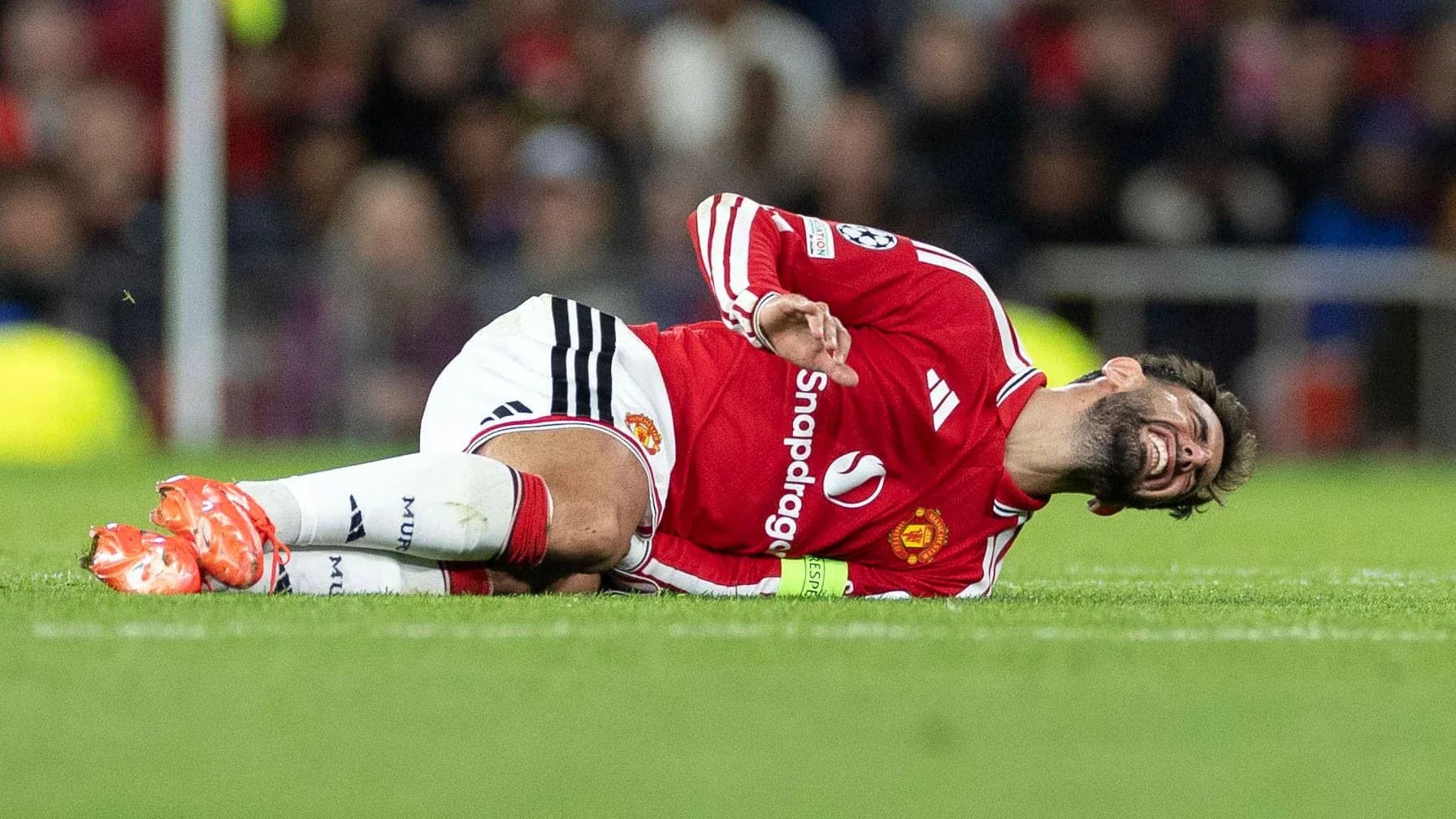 Jugador de Manchester United en el suelo tras lesión Jugador de Manchester United en el suelo tras lesión