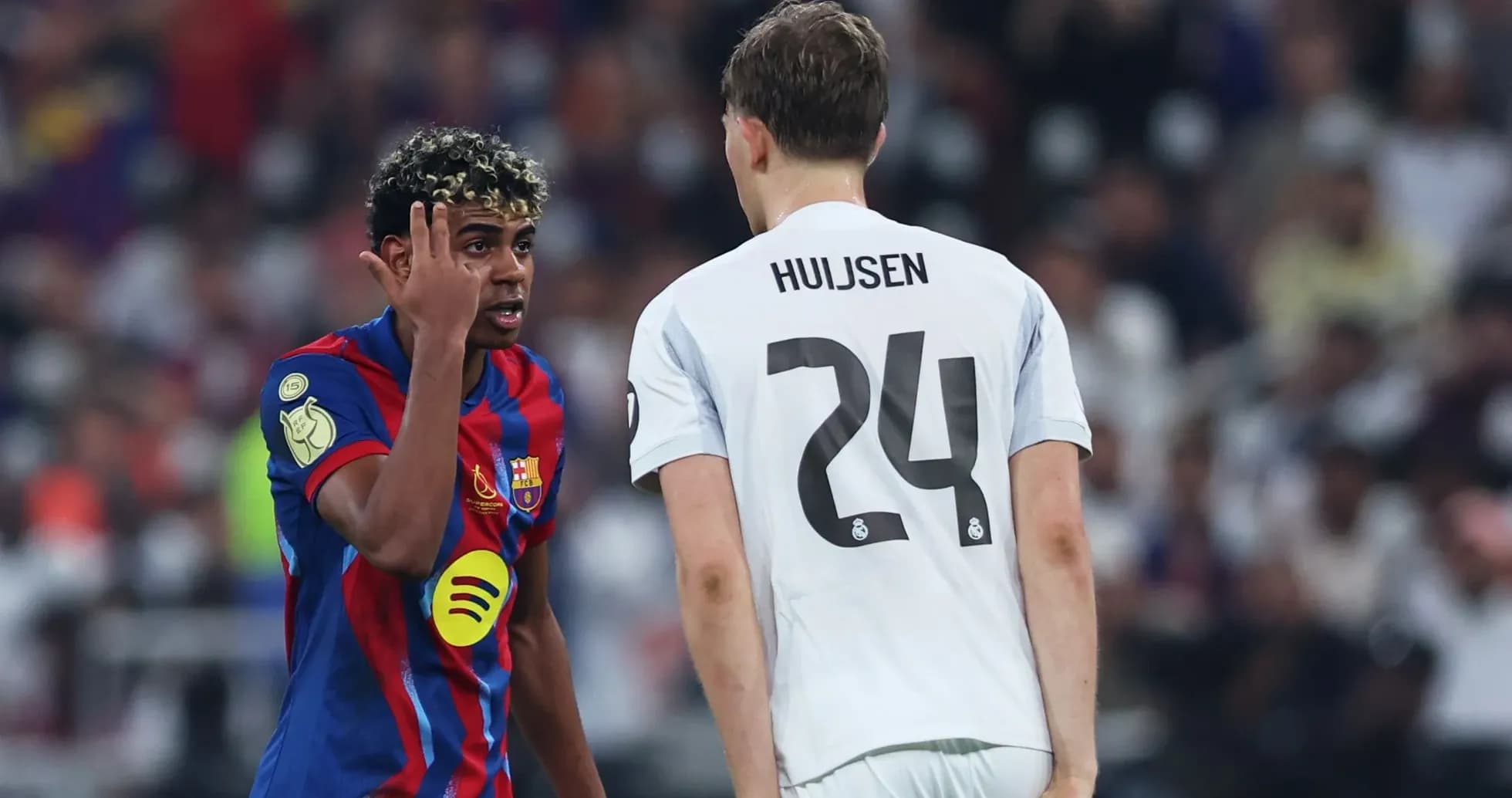 Jugadores de Barcelona y Real Madrid en acción Jugadores de Barcelona y Real Madrid en acción