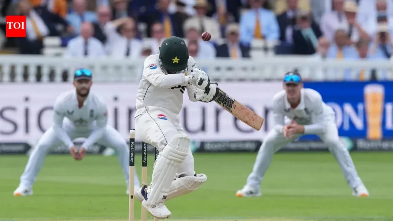 Bateador de Pakistán esquivando una bola en el cricket Bateador de Pakistán esquivando una bola en el cricket