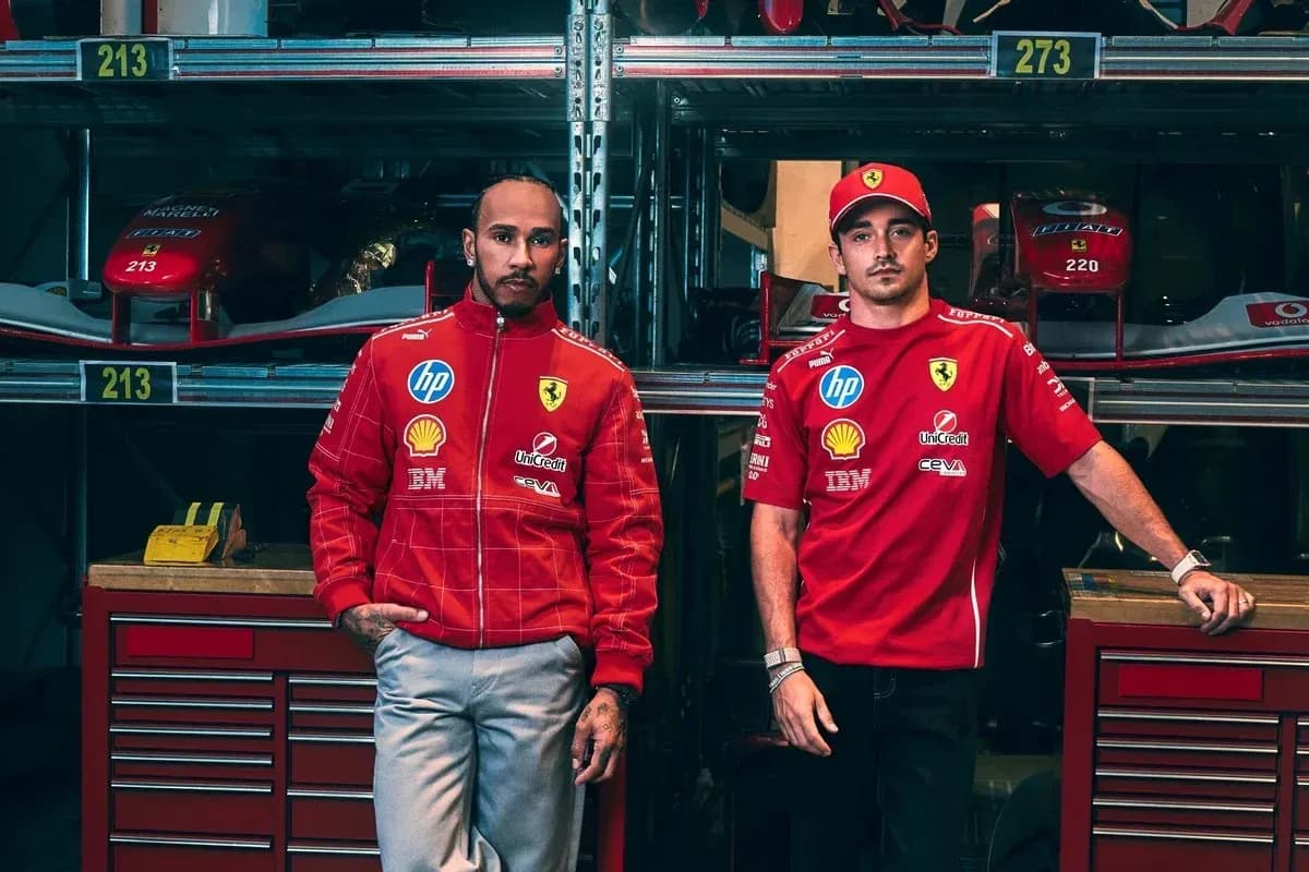 Lewis Hamilton y Charles Leclerc en taller de Ferrari Lewis Hamilton y Charles Leclerc en taller de Ferrari