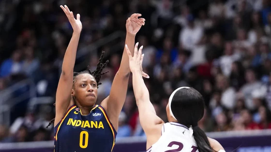Jugadora de Indiana lanzando a canasta en partido Jugadora de Indiana lanzando a canasta en partido