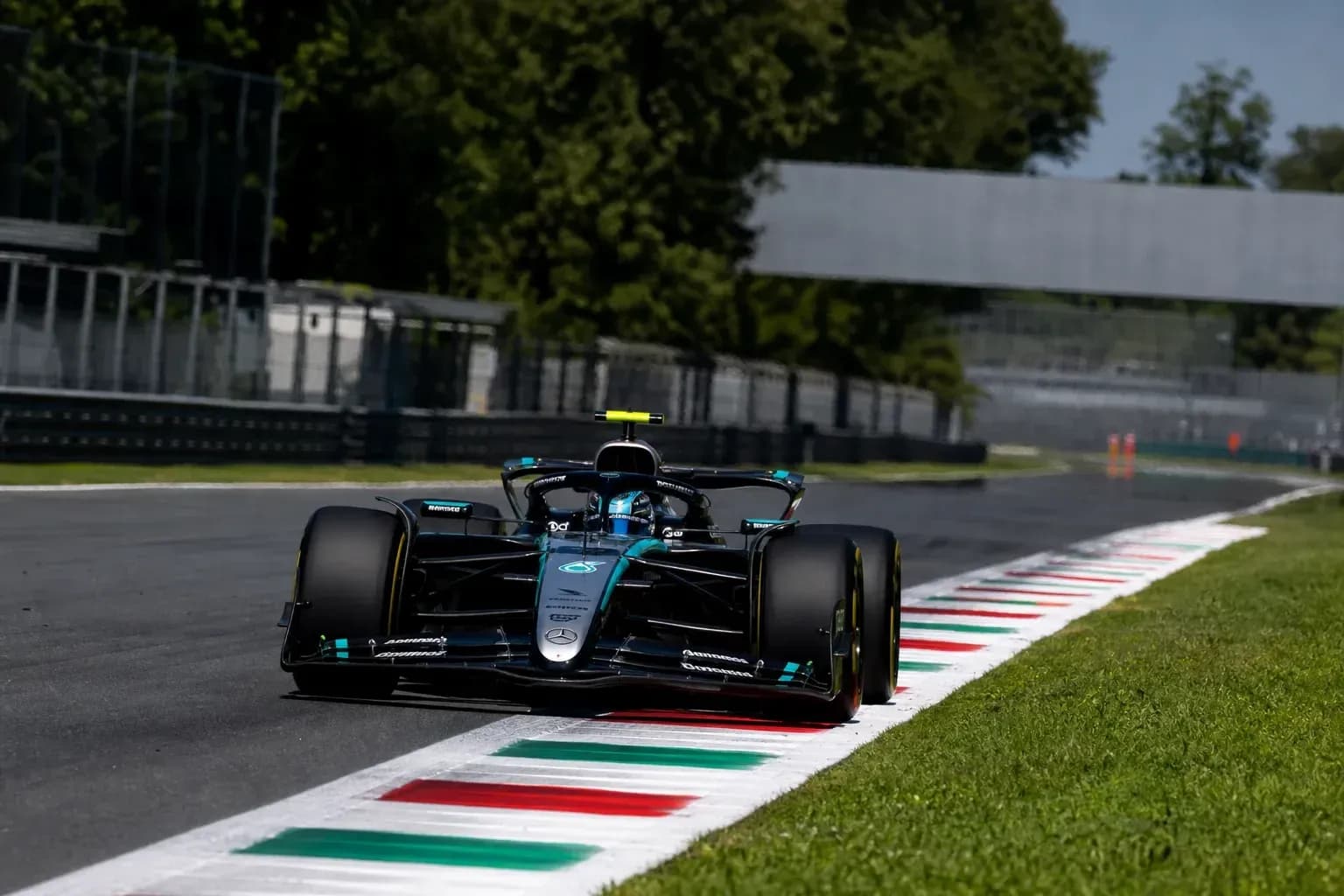 Coche de Fórmula 1 en curva en Monza Coche de Fórmula 1 en curva en Monza