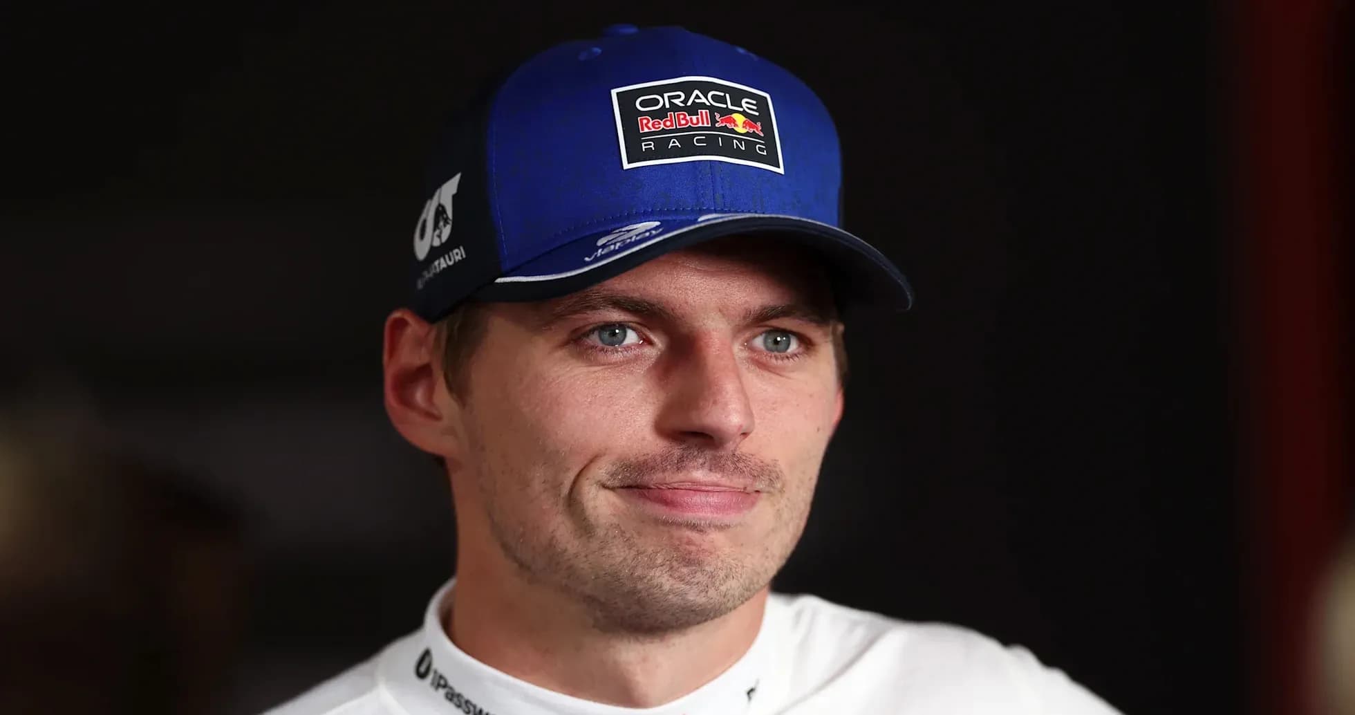 Piloto de Fórmula 1 con gorra de Red Bull Racing Piloto de Fórmula 1 con gorra de Red Bull Racing