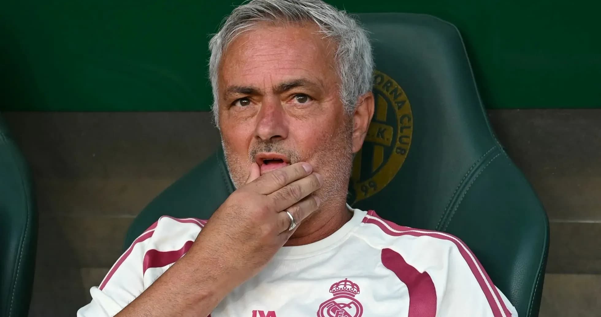 Entrenador sentado en el banquillo durante el partido Entrenador sentado en el banquillo durante el partido