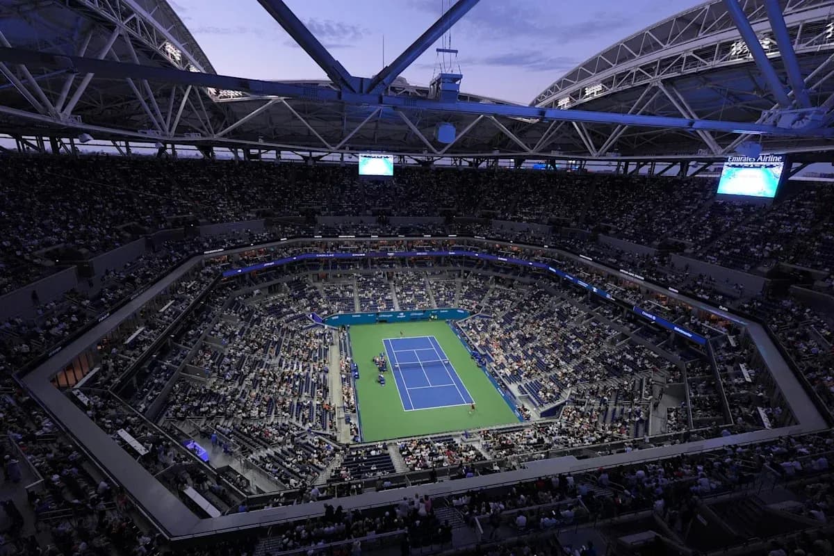 Estadio de tenis lleno durante un partido Estadio de tenis lleno durante un partido