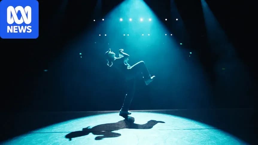 Bailarín actuando bajo luces en el escenario Bailarín actuando bajo luces en el escenario