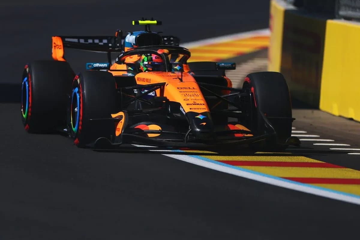 Coche de Fórmula 1 de McLaren en pista Coche de Fórmula 1 de McLaren en pista