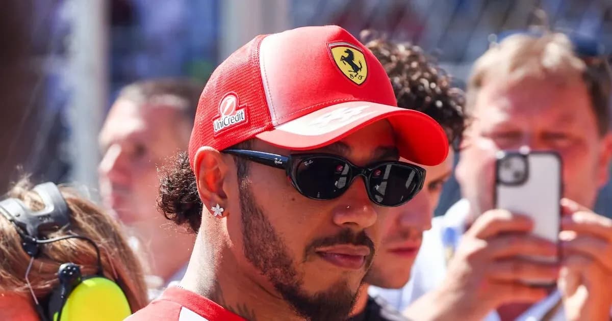 Piloto con gorra de Ferrari en evento Piloto con gorra de Ferrari en evento
