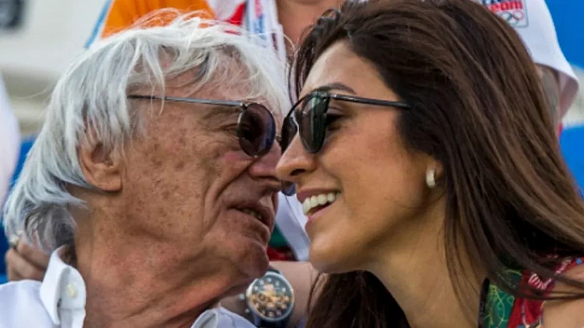 Pareja sonriendo y acercándose en evento deportivo Pareja sonriendo y acercándose en evento deportivo