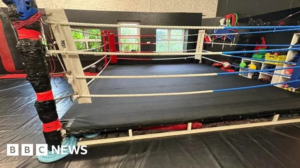 Ring de boxeo vacío en un gimnasio Ring de boxeo vacío en un gimnasio