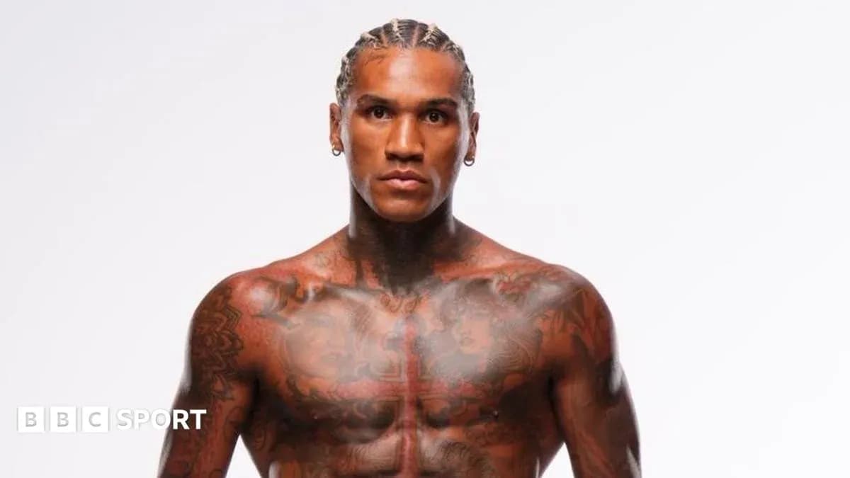 Luchador con tatuajes posando sin camiseta Luchador con tatuajes posando sin camiseta