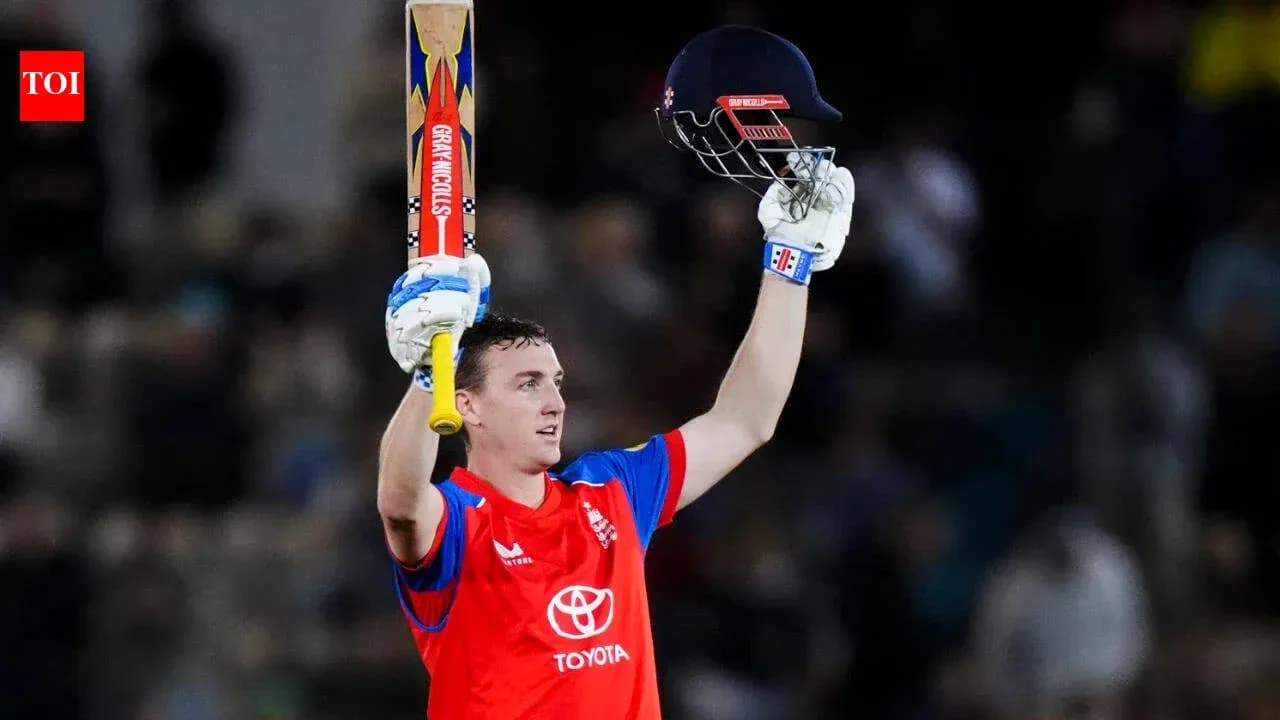 Jugador de cricket celebrando con bate y casco Jugador de cricket celebrando con bate y casco