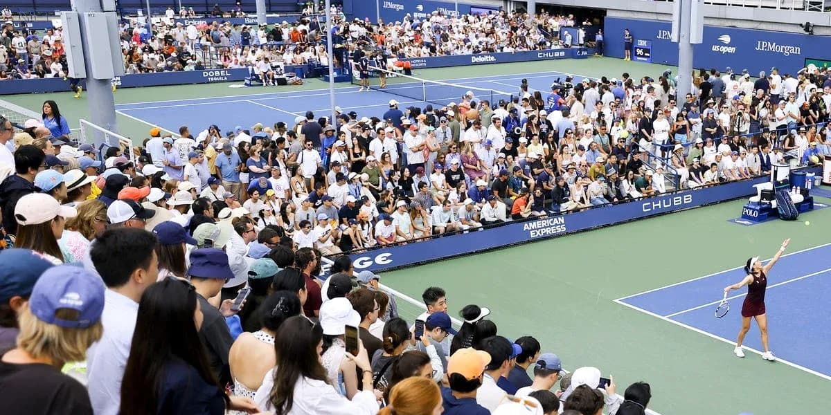 Jugadora de tenis sirviendo en un torneo lleno Jugadora de tenis sirviendo en un torneo lleno