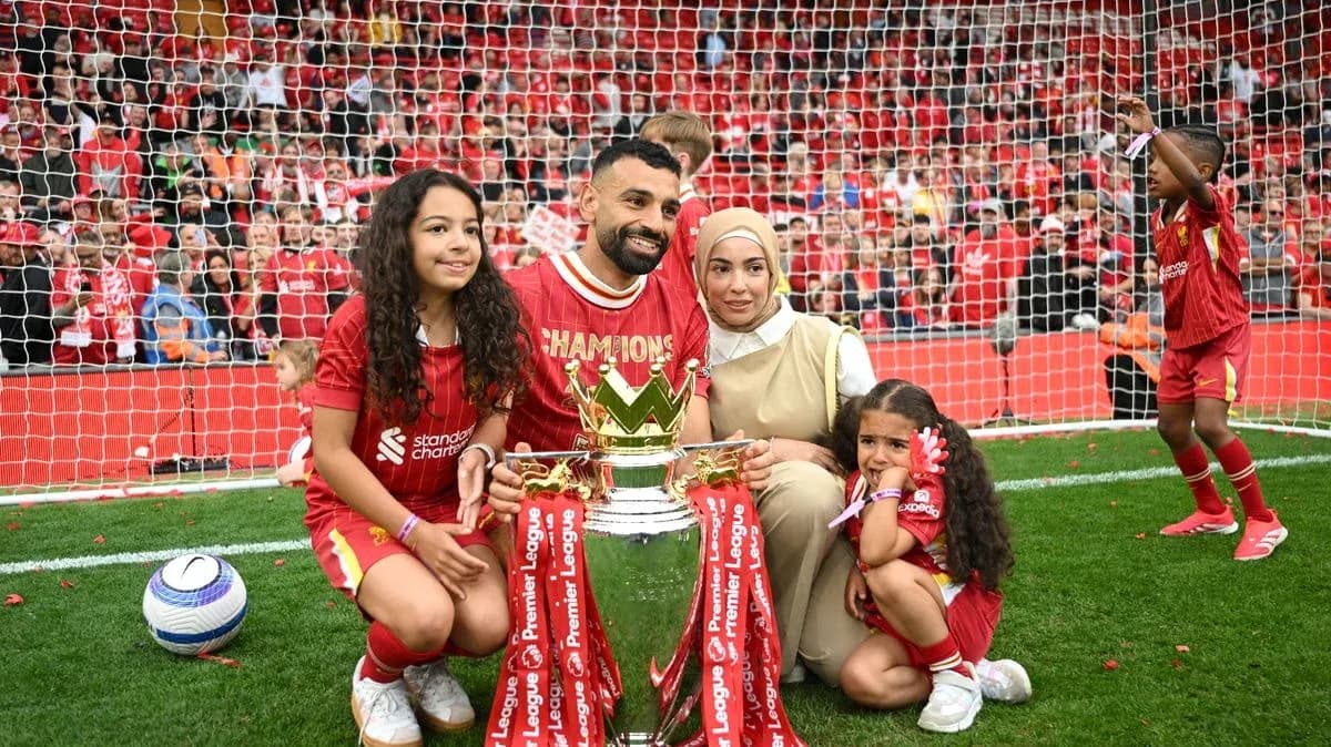 Jugador con familia y trofeo en el campo Jugador con familia y trofeo en el campo