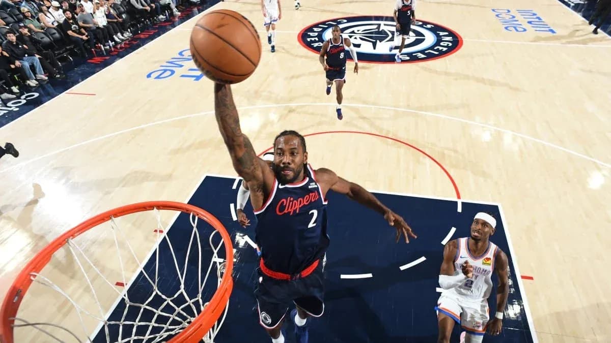 Jugador de los Clippers realizando un mate en partido Jugador de los Clippers realizando un mate en partido