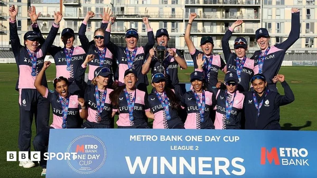 Equipo femenino celebrando victoria en Metro Bank One Day Cup Equipo femenino celebrando victoria en Metro Bank One Day Cup