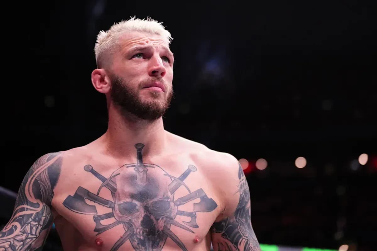 Luchador de MMA con tatuajes antes de la pelea Luchador de MMA con tatuajes antes de la pelea