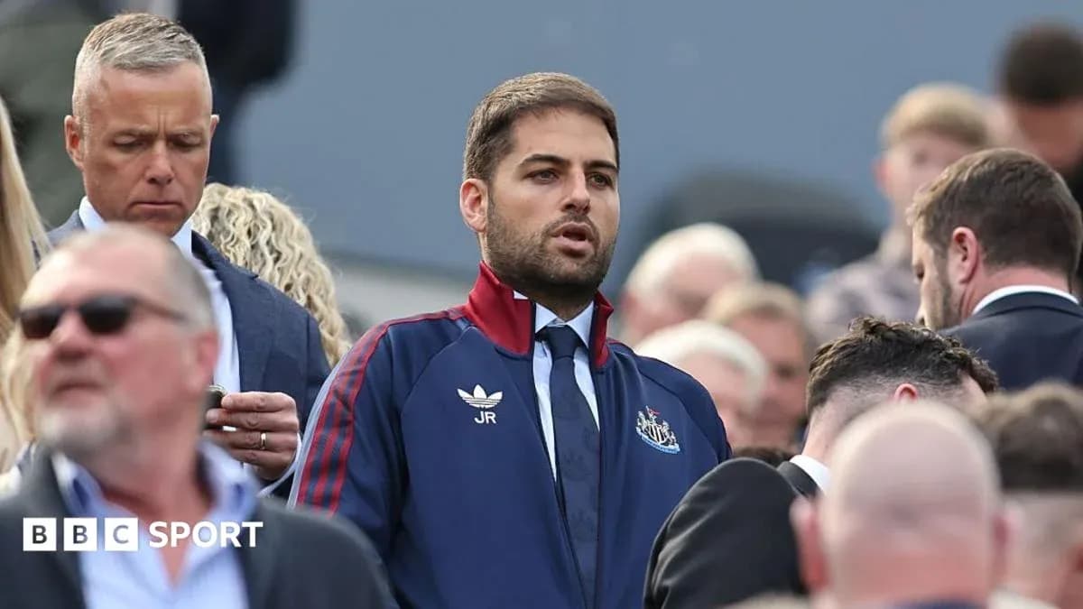 Hombre con chaqueta de Newcastle en evento Hombre con chaqueta de Newcastle en evento