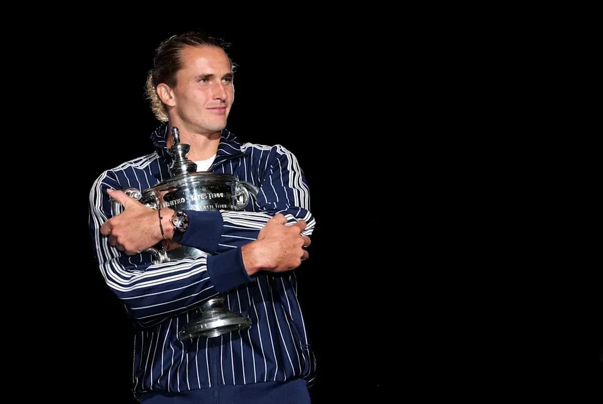 Jugador sosteniendo trofeo en ceremonia de premiación Jugador sosteniendo trofeo en ceremonia de premiación