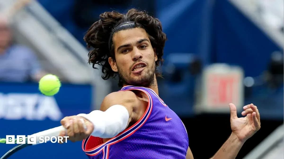 Jugador de tenis golpeando la pelota en partido Jugador de tenis golpeando la pelota en partido